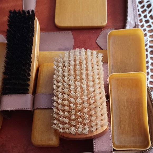 VINTAGE  MEN'S CELLULOID TRAVEL  GROOMING KIT in  GENUINE GOAT LEATHER CASE - Picture 3 of 8